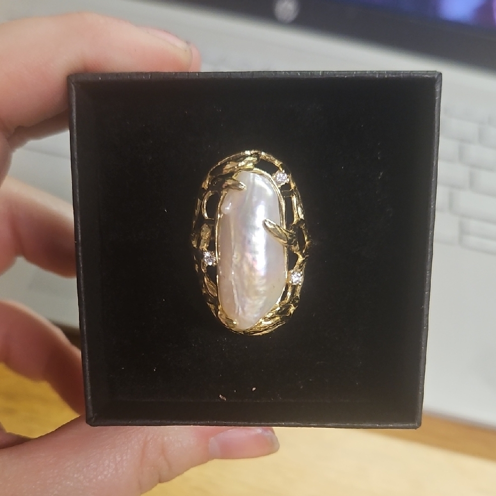 Elegant Gold and White Pearl Ring